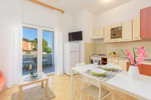 Kuchyň nebo kuchyňský kout v ubytování Apartmani Vita, Ližnjan - apartman 1