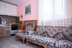 a living room with a couch and a kitchen at Lucky 2 in Pavel Banya