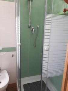 セニガッリアにあるA Cento Metri dal Mareのバスルーム(ガラスドア付きのシャワー付)