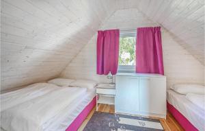 Ένα ή περισσότερα κρεβάτια σε δωμάτιο στο Nice Home In Sianozety With Kitchen +18 φωτογραφίες