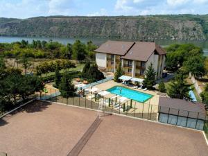 una vista aérea de una casa con piscina en VILA DORULUI en Molovata Nouă