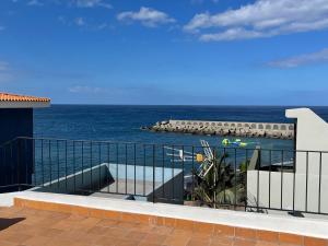 uma vista para o oceano a partir da varanda de uma casa em Atico el Wiro em Puerto