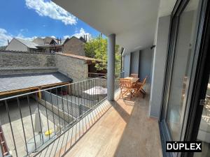 - Balcón con vistas a una casa en Apartaments Cal Bertran, en Bellver de Cerdanya 