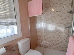 een badkamer met een toilet en een douche met een raam bij Sunset Casita in Alora