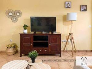 TV a/nebo společenská místnost v ubytování Precioso ático con dos terrazas a 800m de la playa