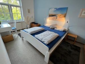 a bedroom with a bed with a blue mattress at Ferienwohnung Rostock Nähe Warnemünde in Rostock