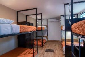 Ein Etagenbett oder Etagenbetten in einem Zimmer der Unterkunft Lagarza Hostel