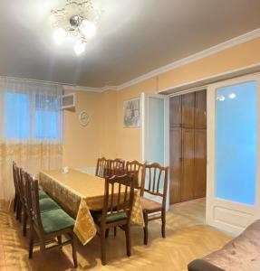 uma sala de jantar com mesa e cadeiras em Davit's Apartment 21 em Tbilisi