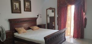 een slaapkamer met een bed en een groot raam bij Le Palace Clinique Jasmin Carthgene Pasteur in Tunis