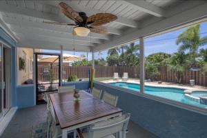uma sala de jantar com uma mesa e uma ventoinha de tecto em Paradise 4 min to the Beach with Private Heated Pool em Deerfield Beach