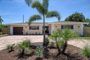 uma casa com uma palmeira em frente em Paradise 4 min to the Beach with Private Heated Pool em Deerfield Beach