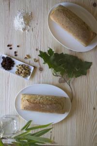 einen Tisch mit zwei weißen Platten mit Brot und Gewürzen in der Unterkunft Hotel Spa Salinas de Imón in Imón