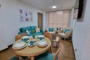 a room with a table and chairs and a living room at Hermosos apartamentos en Funza in Funza
