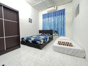 a bedroom with a bed and a window in it at Bagan Lalang Homestay Sepang in Kampong Bagan Lalang