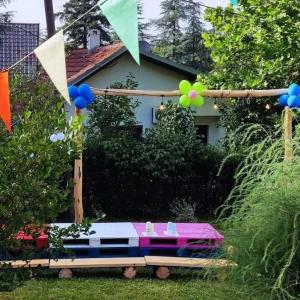 un cortile di un treno giocattolo con tavolo e palloncini di Kosmajski raj a Nemenikuće