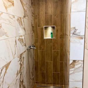 un bagno con doccia con porta in vetro di Kosmajski raj a Nemenikuće