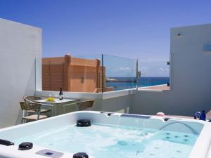 - un bain à remous dans une chambre avec vue sur l'océan dans l'établissement Vivienda Vacacional Irene, à Arinaga