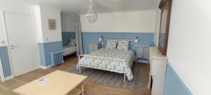 een kleine slaapkamer met een bed en een tafel bij Ty Madelez Chambres d'hôtes, Gîtes et Spa in La Roche-Derrien