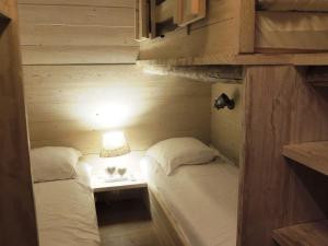 Postel nebo postele na pokoji v ubytování Charmant T2 Cabine avec Spa et Piscine, Proche Centre et Pistes de Ski - Les Gets - FR-1-598-85 + 8 fotografií