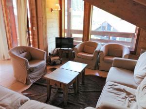 uma sala de estar com três sofás e uma televisão em Appartement Morillon 1100, 4 pièces, 8 personnes - FR-1-412-73 em Morillon