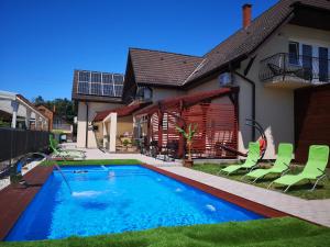 una piscina en el patio trasero de una casa en Villa Balifornia en Balatonboglár