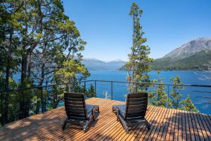 2 sedie su una terrazza con vista sul lago di Peñon de Arelauquen Suites del Lago Bariloche Lenga 1C a San Carlos de Bariloche