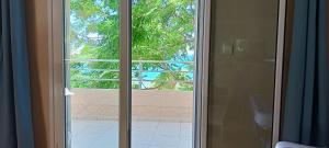 Balkón alebo terasa v ubytovaní Beachfront 3-bedroom apartment