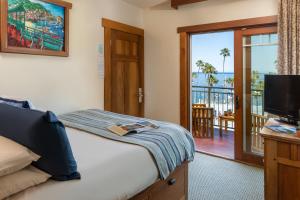 TV a/nebo společenská místnost v ubytování The Avalon Hotel in Catalina Island