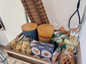 uma caixa cheia de diferentes tipos de alimentos em Parvis home em Brindisi