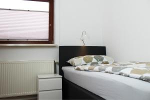 Schlafzimmer mit einem Bett und einem Fenster in der Unterkunft Ferienwohnung in Isenbüttel in Isenbüttel