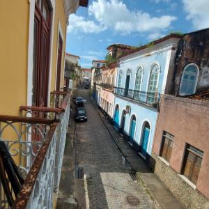a view of an alleyway between two buildings at Palma Hostel in São Luís