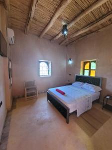 um quarto grande com uma cama grande num quarto em Riad Heermans em Ouzoud