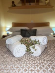 - une pile de serviettes sur le lit dans l'établissement Fonte Retreat - Holiday Home, à Sandim