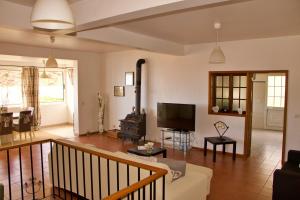 - un salon avec un canapé et une télévision dans l'établissement Ivone Madeira Guest House, à Funchal