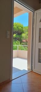 Fotografia z galérie ubytovania Beachfront 3-bedroom apartment v destinácii Salamís