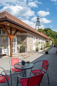 un patio con mesa y sillas y un edificio en JóKissHely Vendégház, en Erdőbénye