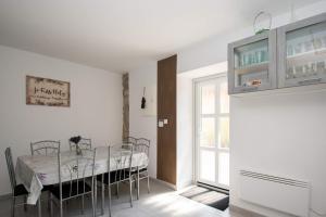a dining room with a table and chairs and a window at JóKissHely Vendégház in Erdőbénye