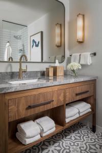 bagno con lavandino e specchio di Omni La Mansion del Rio a San Antonio