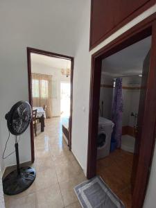 een kamer met een ventilator en een spiegel bij GIANNIS-KLEOPATRA HOUSE 1 in Kerames