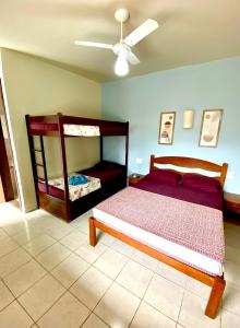 Poschodová posteľ alebo postele v izbe v ubytovaní Pousada Brisa da Praia