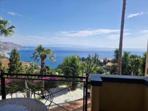uma vista para o oceano a partir da varanda de uma casa em Taormina Bella Vista Apartment in center with pool by Taormina Holidays em Taormina