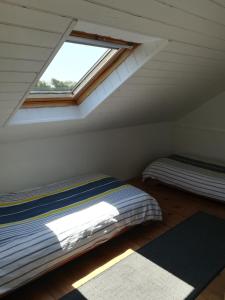 Tempat tidur dalam kamar di TY MERVENT, l'océan à 500 m