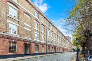 a large brick building with a street in front of it at Traditional Victorian 2 bed in cobbled street + mod cons - Full home in London