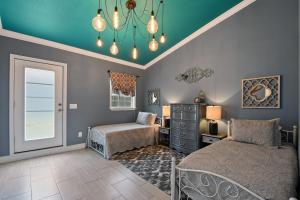 - une chambre avec 2 lits, une commode et une fenêtre dans l'établissement Peacock Suite. Centrally Located. Amazing Outdoor Space., à Orlando
