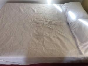a close up of a bed with white sheets at Acqua Ville Flats II - Caldas Novas Center in Caldas Novas +26 photos