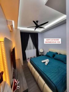 1 dormitorio con 1 cama azul y ventilador de techo en Lovely Luxury 3 Br 2Bath @Vista Bangi, en Kajang