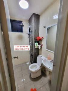 y baño con aseo y lavamanos. en Lovely Luxury 3 Br 2Bath @Vista Bangi, en Kajang