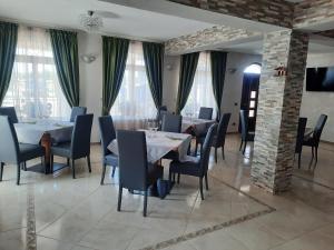 クリスティアンにあるVILLA BEL CANTOのテーブルと椅子と窓のあるダイニングルーム