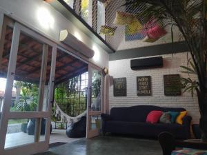 sala de estar con sofá junto a una pared de ladrillo en Foresthouse, en Florianópolis