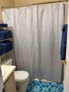ห้องน้ำของ WelcomingTownhome - King Bed - Long Term Stays - UNC
